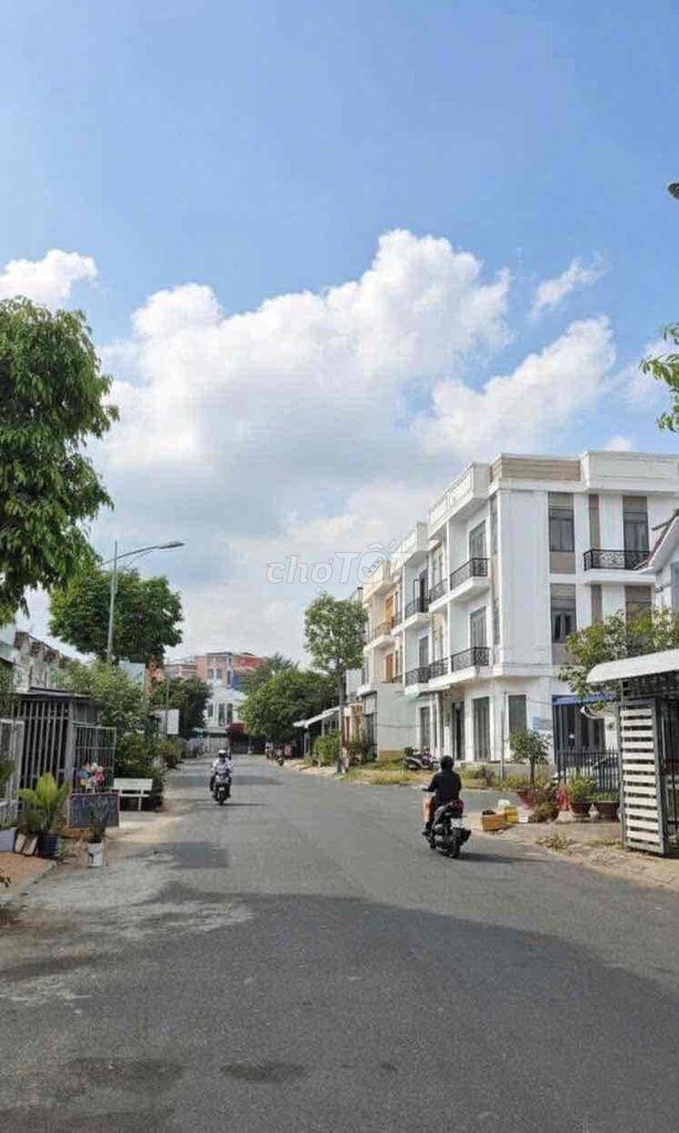 Nhà lầu rộng rãi sổ hồng giá tốt Đông Nam kdc Hoàng Quân- gần CĐ FPT