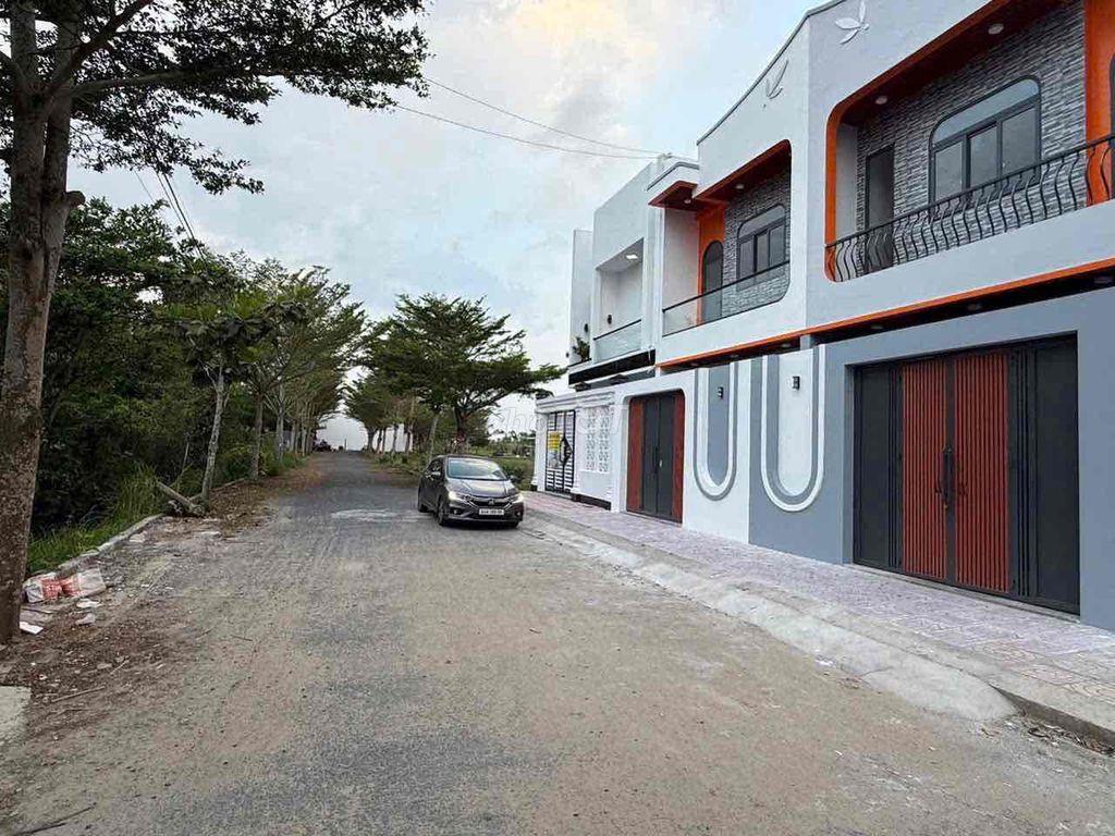 GIÁ CỰC SÓC NHÀ MỚI TINH SAU SÂN VẬN ĐỘNG
