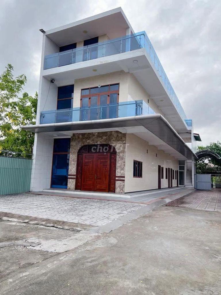 Cho thuê nhà 800 m2 có sân rộng gần siêu thị GO tiện văn phòng