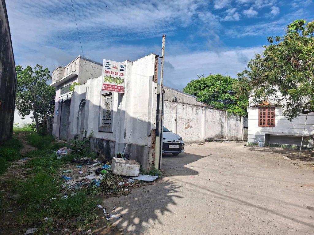 Cho thuê 400 m2 nhà có sân rộng Nguyễn Văn Linh 10 triệu