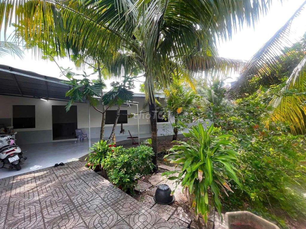 Nhà sân vườn nghĩ dưỡng 300m2 mới đẹp ô tô tới nhà