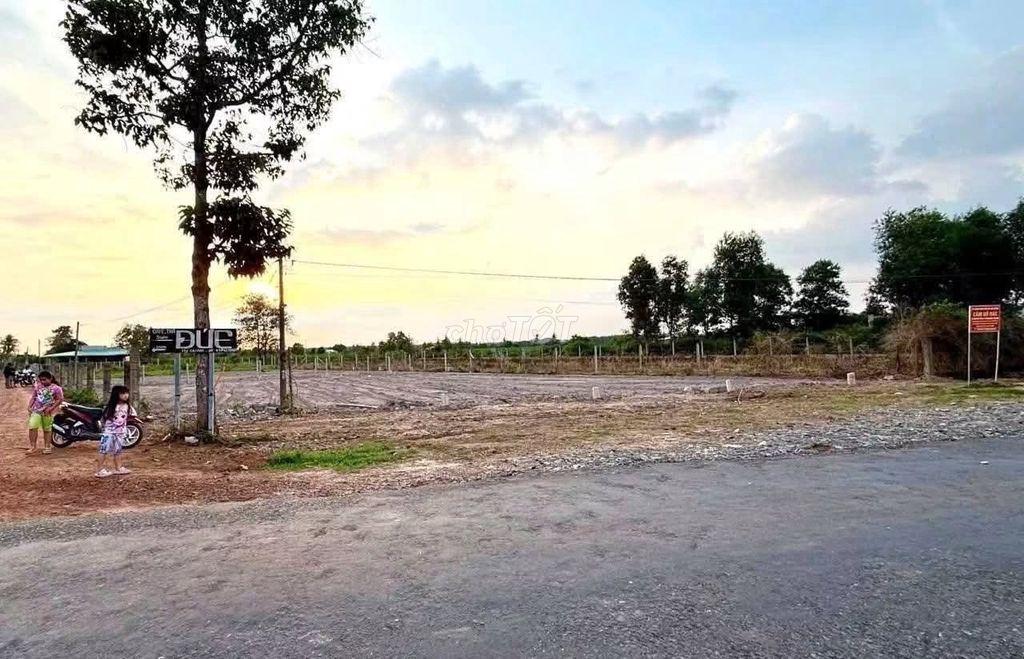 bán lô đất mặt tiền D14 gần trường HVT