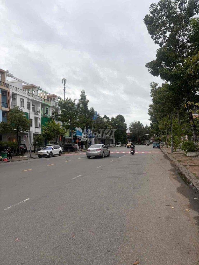 Nhà trệt 3 lầu mặt tiền Trần Văn Trà