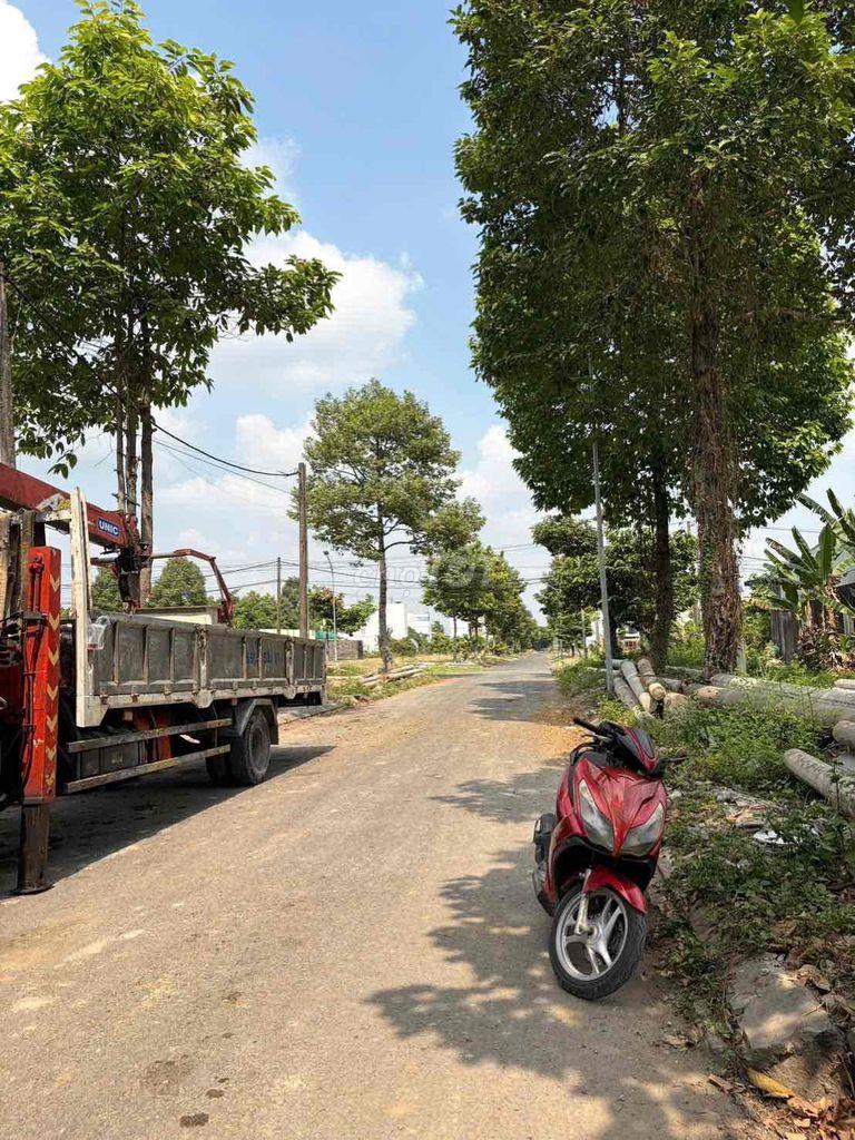 Kho mới xây 200m2 kdc Stella Mega City