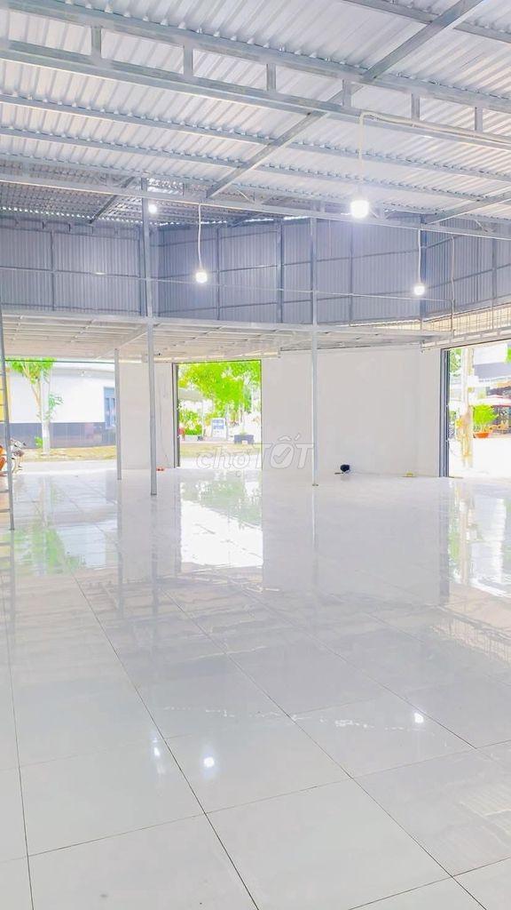Cho thuê kho 250 m2 góc 2 mặt tiền khu Phú An tiện công ty