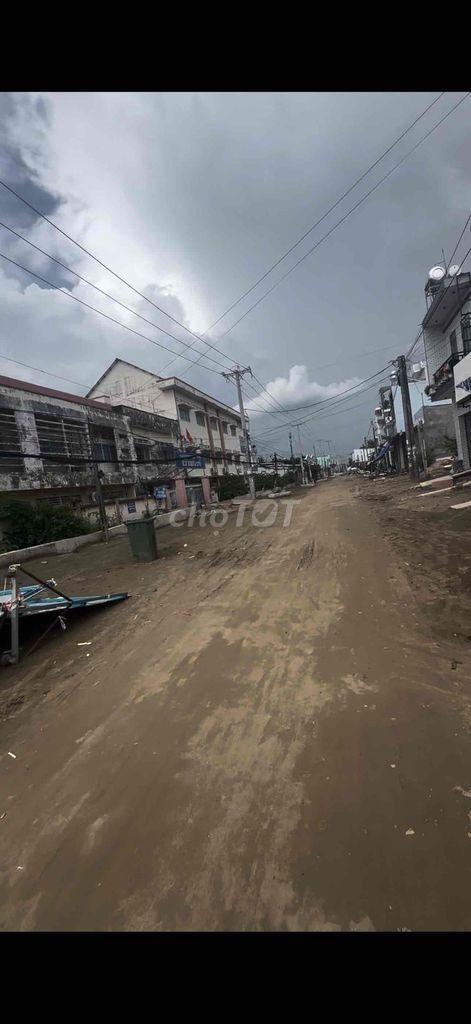 đất nền toàn bộ thổ cư gần lộ lớn đang làm